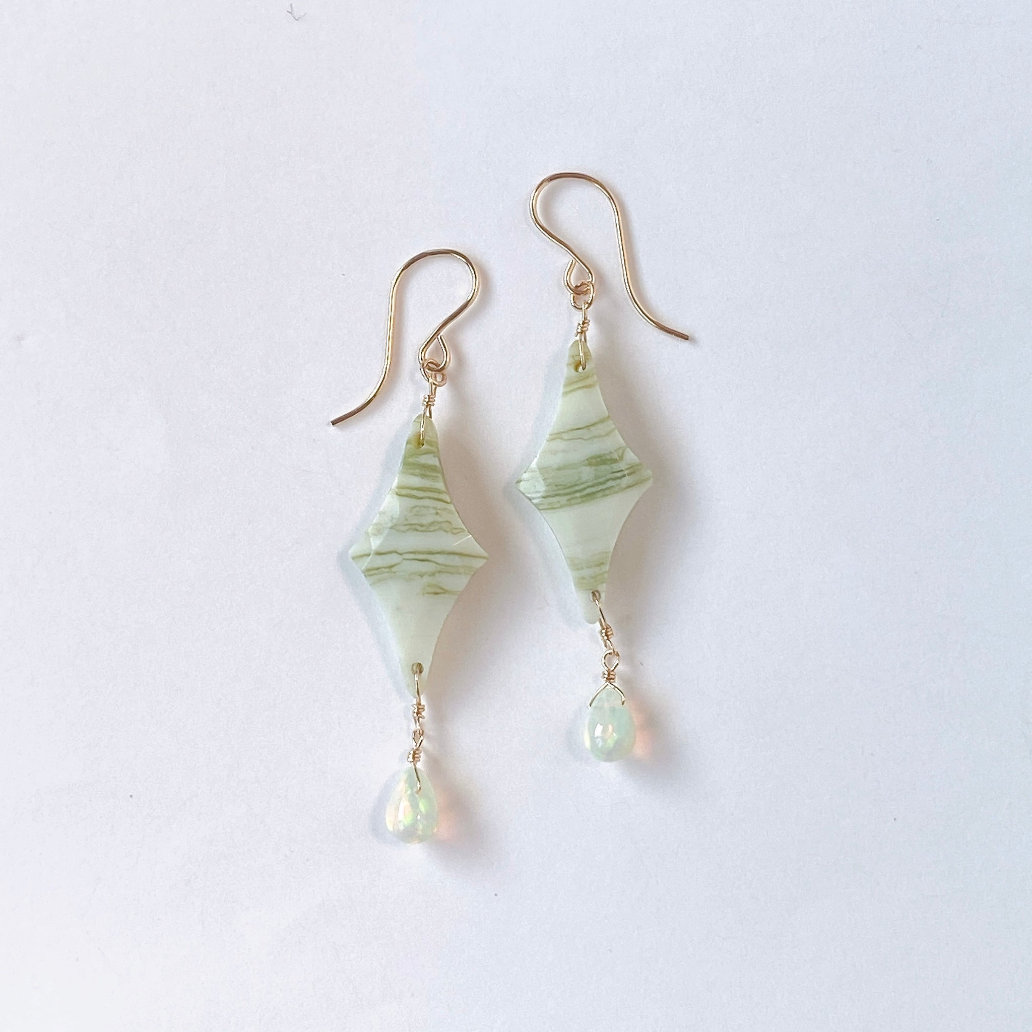 ホワイトラブラドライト・クリソベリルブルーキャッツアイピアス＋