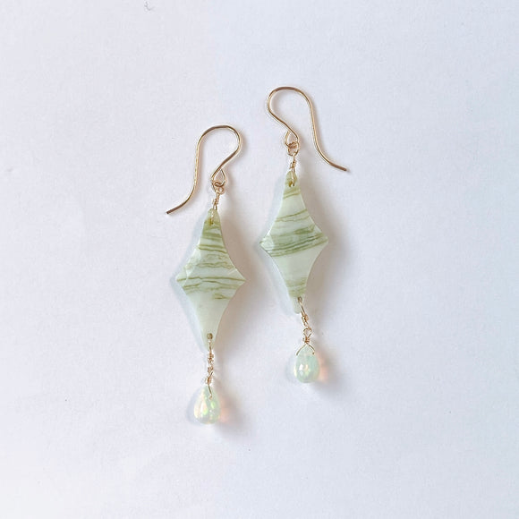 グリーンジャスパーとオパールのピアス