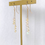 ラウンドカットオパールのダブルラインピアス