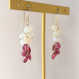 ラウンドカットオパールとガーネットのしゃらしゃらピアス