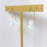 ラウンドカットオパールの雪だるまピアス