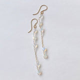 ラウンドカットオパールのステーションロングピアス