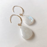 大きなレインボームーンストーンの一石ピアスA