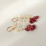 ラウンドカットオパールとガーネットのしゃらしゃらピアス