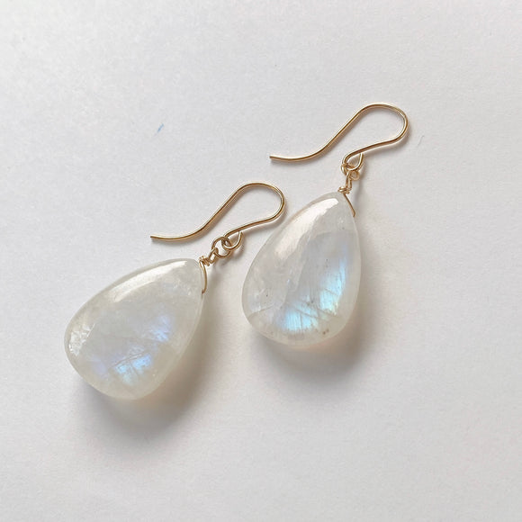 大きなレインボームーンストーンの一石ピアスB