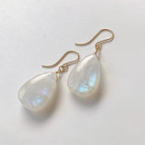 大きなレインボームーンストーンの一石ピアスB