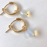 ラウンドカットオパールの一石ピアスチャーム