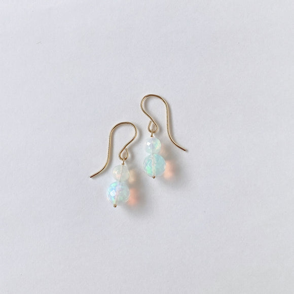 ラウンドカットオパールの雪だるまピアス