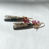 パームルートフォッシルとガーネット、アコヤケシパールのブーケピアス