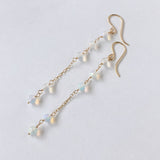 ラウンドカットオパールのステーションロングピアス