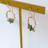 モルダバイトと淡水パールのリングピアス