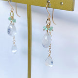 デュモルチェライトインクォーツとコロンビア産エメラルド、ムーンストーンのピアス