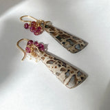 パームルートフォッシルとガーネット、アコヤケシパールのブーケピアス