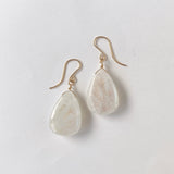 大きなレインボームーンストーンの一石ピアスB