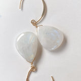 大きなレインボームーンストーンの一石ピアスA