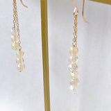 ラウンドカットオパールのダブルラインピアス