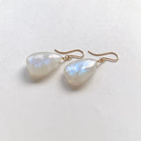 大きなレインボームーンストーンの一石ピアスB