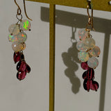 ラウンドカットオパールとガーネットのしゃらしゃらピアス