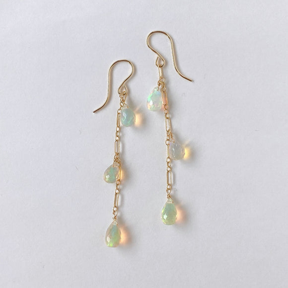 ドロップカットオパールの三連ピアス