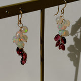 ラウンドカットオパールとガーネットのしゃらしゃらピアス