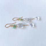 デュモルチェライトインクォーツとコロンビア産エメラルド、ムーンストーンのピアス