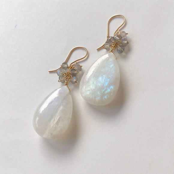 大きなレインボームーンストーンとラブラドライトのピアス