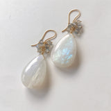 大きなレインボームーンストーンとラブラドライトのピアス