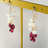 ラウンドカットオパールとガーネットのしゃらしゃらピアス