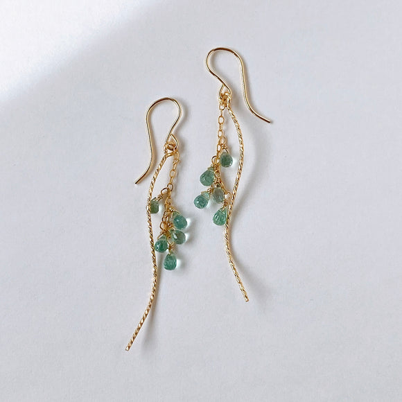 コロンビア産エメラルドのドロップカービングピアス