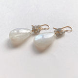 大きなレインボームーンストーンとラブラドライトのピアス