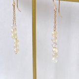 ラウンドカットオパールのダブルラインピアス