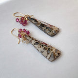 パームルートフォッシルとガーネット、アコヤケシパールのブーケピアス