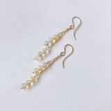 ラウンドカットオパールのダブルラインピアス