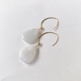 大きなレインボームーンストーンの一石ピアスA