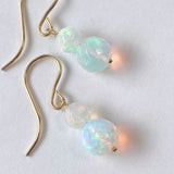 ラウンドカットオパールの雪だるまピアス