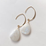 大きなレインボームーンストーンの一石ピアスA