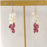 ラウンドカットオパールとガーネットのしゃらしゃらピアス