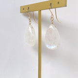 大きなレインボームーンストーンの一石ピアスB