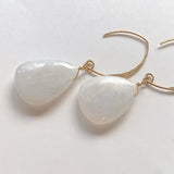 大きなレインボームーンストーンの一石ピアスA