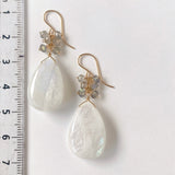 大きなレインボームーンストーンとラブラドライトのピアス