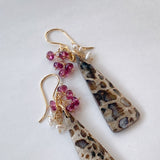 パームルートフォッシルとガーネット、アコヤケシパールのブーケピアス