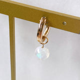 ラウンドカットオパールの一石ピアスチャーム