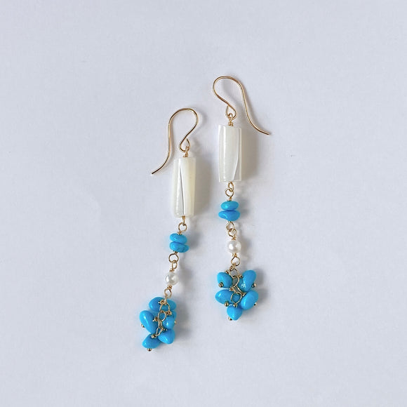 スリーピングビューティーターコイズとホワイトシェル、淡水パールのピアス