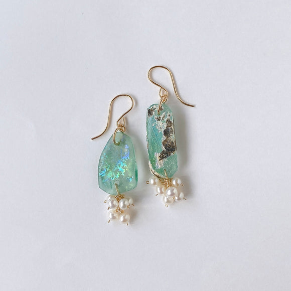 ローマングラスと淡水パールのフリルピアス