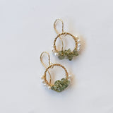 モルダバイトと淡水パールのリングピアス