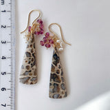 パームルートフォッシルとガーネット、アコヤケシパールのブーケピアス