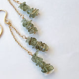 モルダバイトのダブルラインピアス