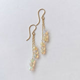 ラウンドカットオパールのダブルラインピアス