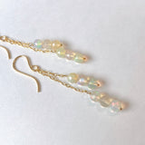 ラウンドカットオパールのダブルラインピアス