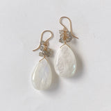 大きなレインボームーンストーンとラブラドライトのピアス